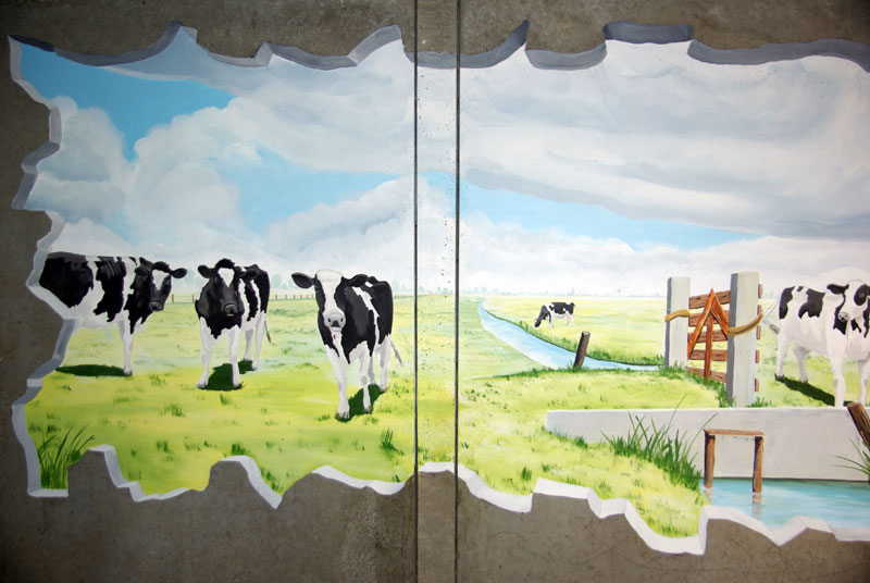 muurschildering stalmuur met koeienuitzicht